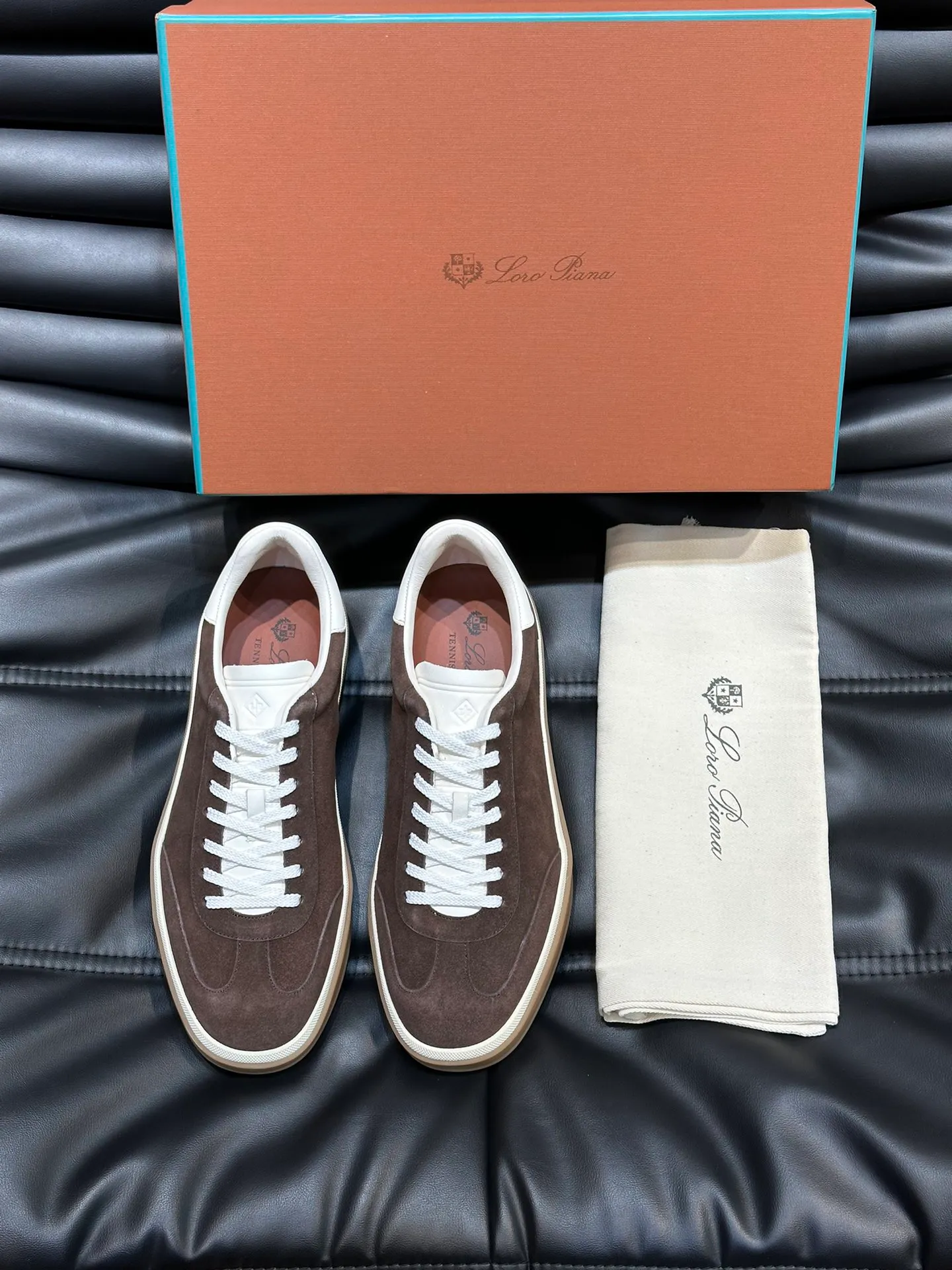 p420 Men's Shoes New 🆕Lp Old Money Style Men's Low-top Casual Tennis Shoes Loro Piana's high-end series has launched sports shoe styles made of soft cowhide. The breathable properties and flexible texture of natural materials make the sneakers both functional and comfortable. The high-quality metal-free tanning and tumble process highlights the natural texture of the leather, while the camel-colored sole and white rubber trim create a double-layer sole effect, making it an everyday shoe that can easily create a lazy and casual style! Size: 39-44 (45, 46 customized